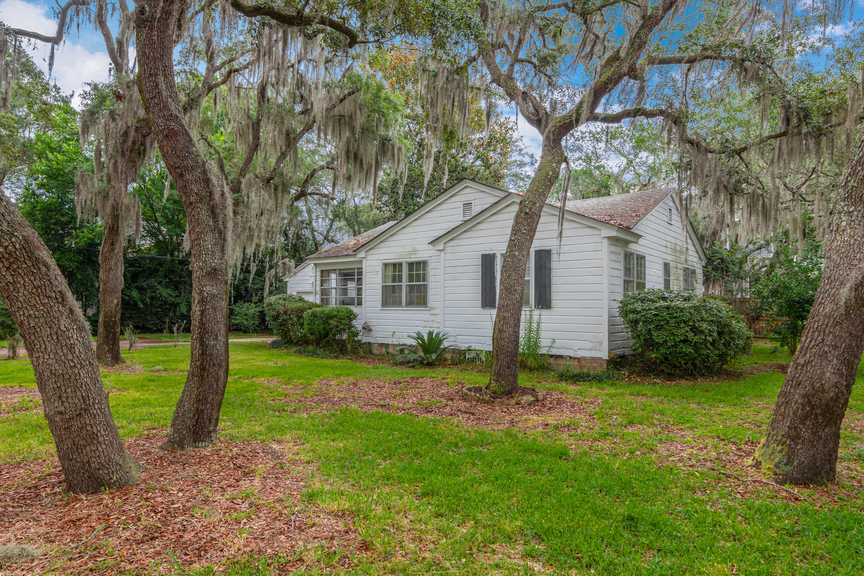 SHALIMAR S/D W PART OF LOT 1 BLK 4 DES AS COM SE COR LOT 1 - Residential