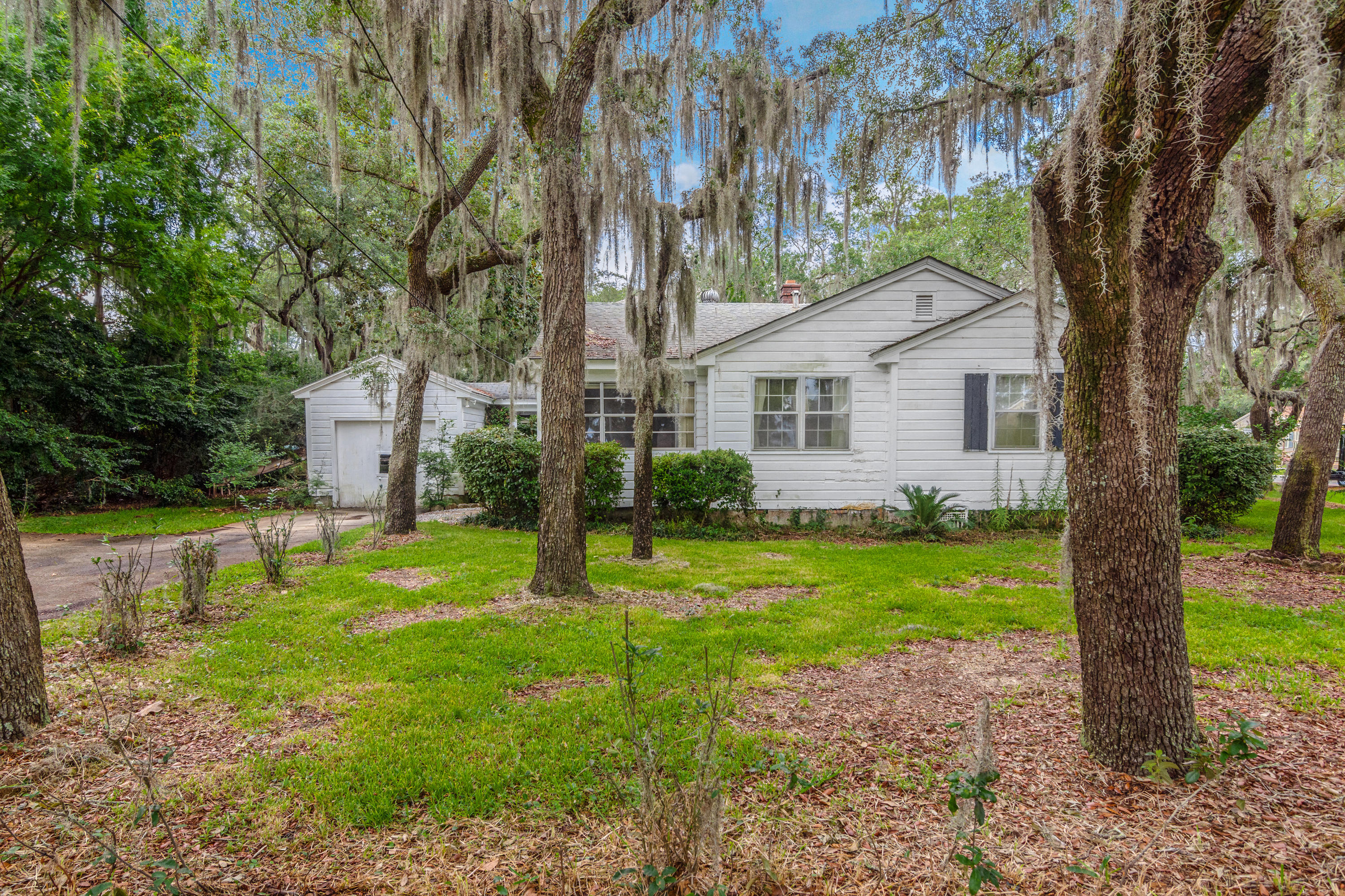 SHALIMAR S/D W PART OF LOT 1 BLK 4 DES AS COM SE COR LOT 1 - Residential