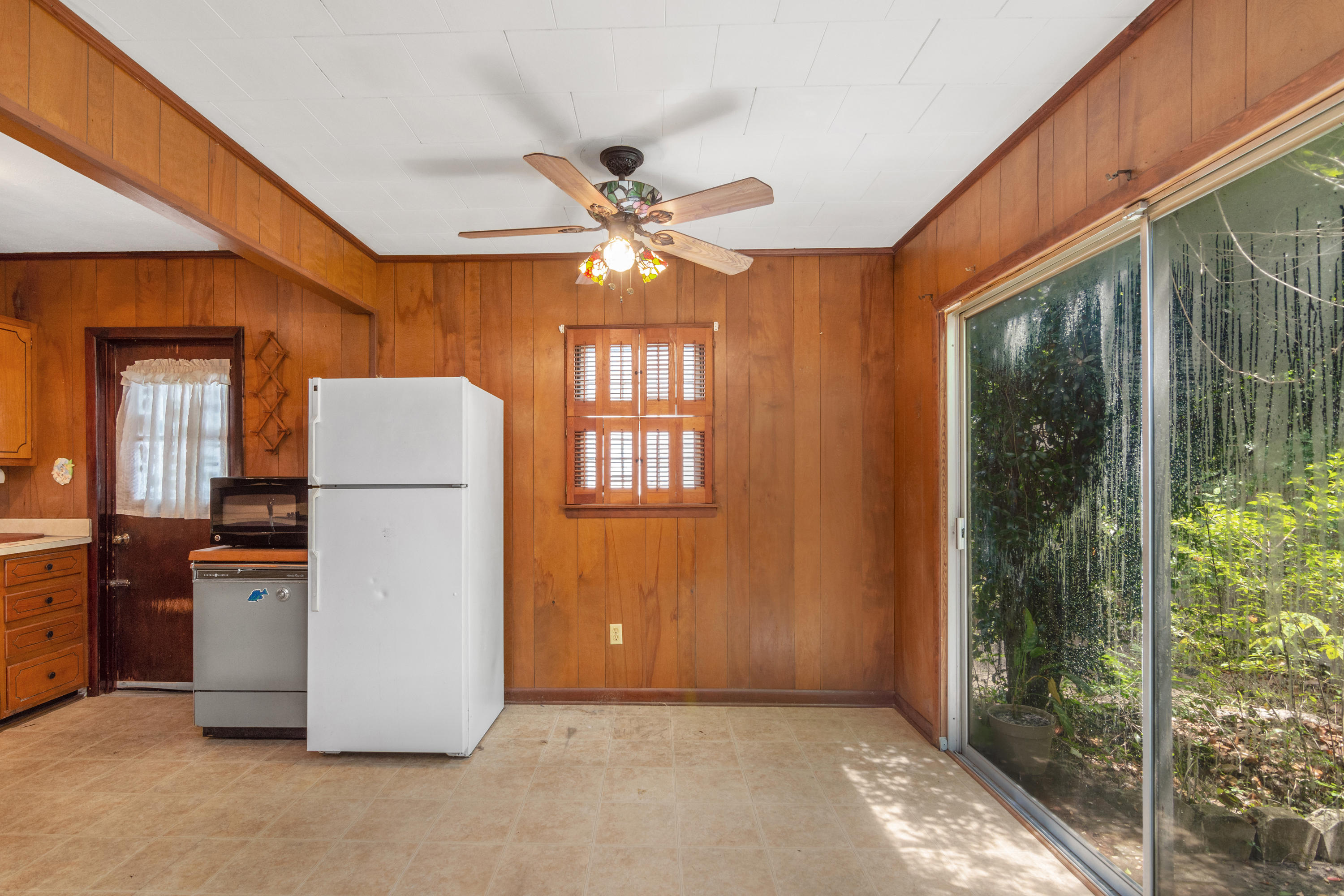 SHALIMAR S/D W PART OF LOT 1 BLK 4 DES AS COM SE COR LOT 1 - Residential