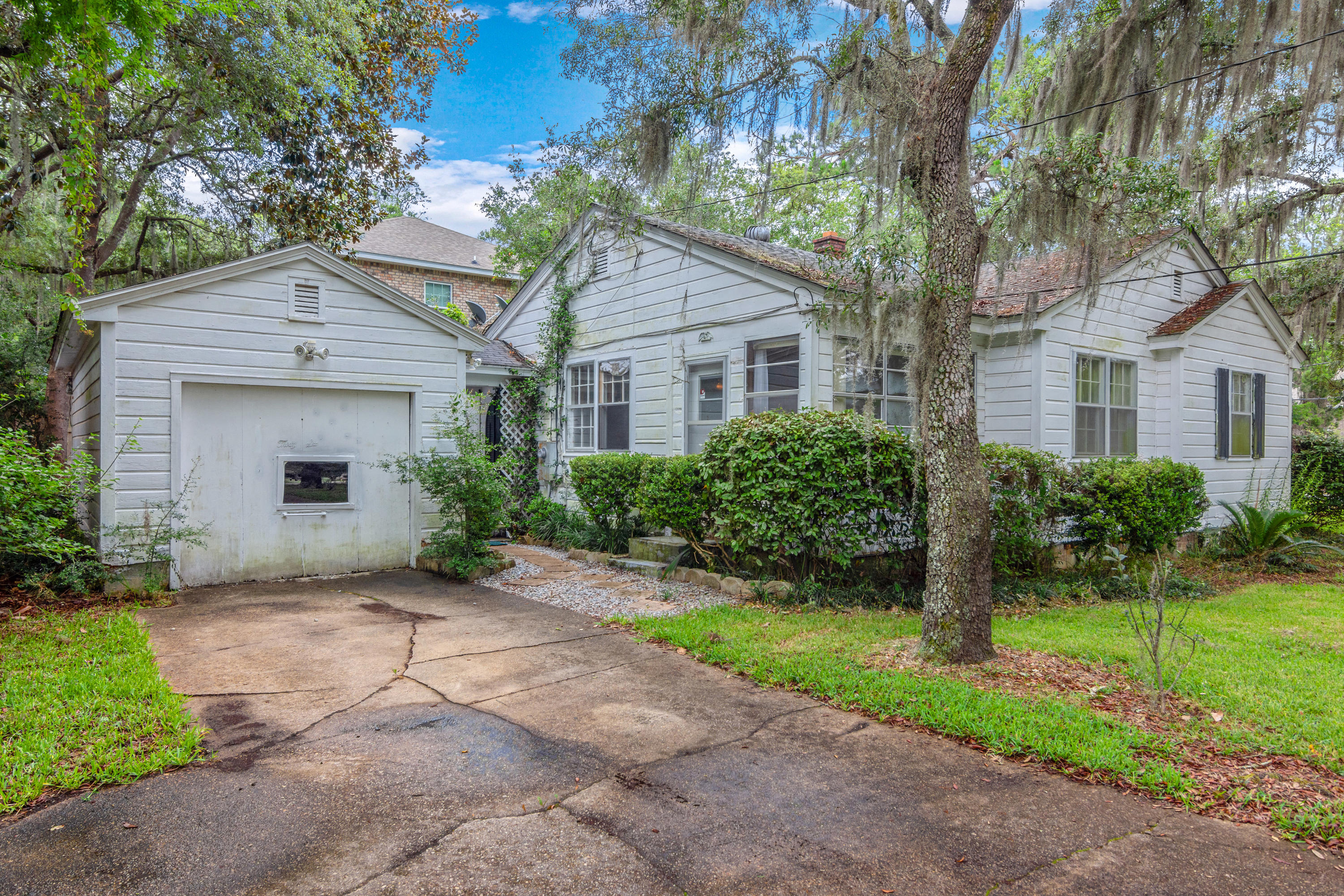 SHALIMAR S/D W PART OF LOT 1 BLK 4 DES AS COM SE COR LOT 1 - Residential