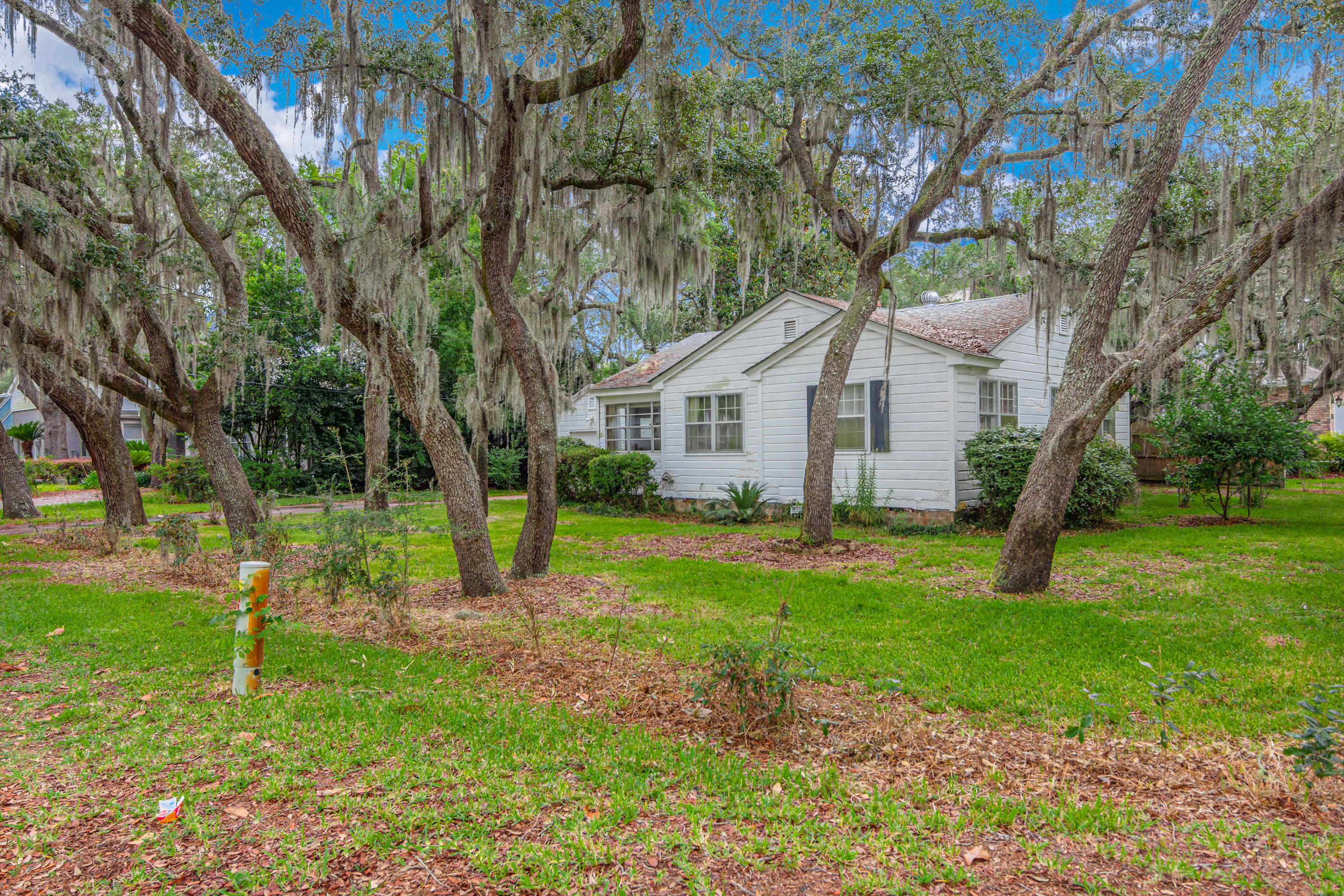 SHALIMAR S/D W PART OF LOT 1 BLK 4 DES AS COM SE COR LOT 1 - Residential