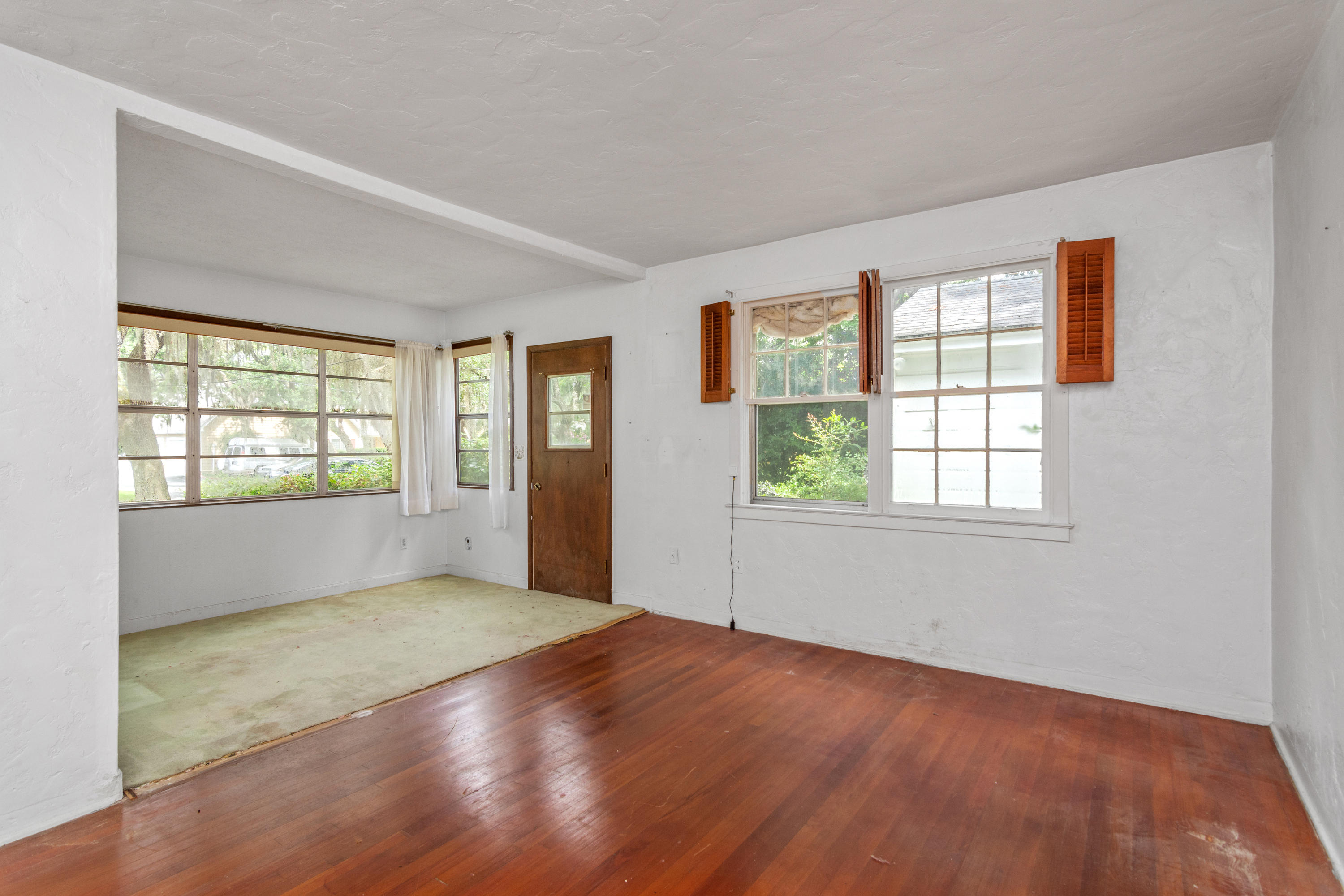 SHALIMAR S/D W PART OF LOT 1 BLK 4 DES AS COM SE COR LOT 1 - Residential