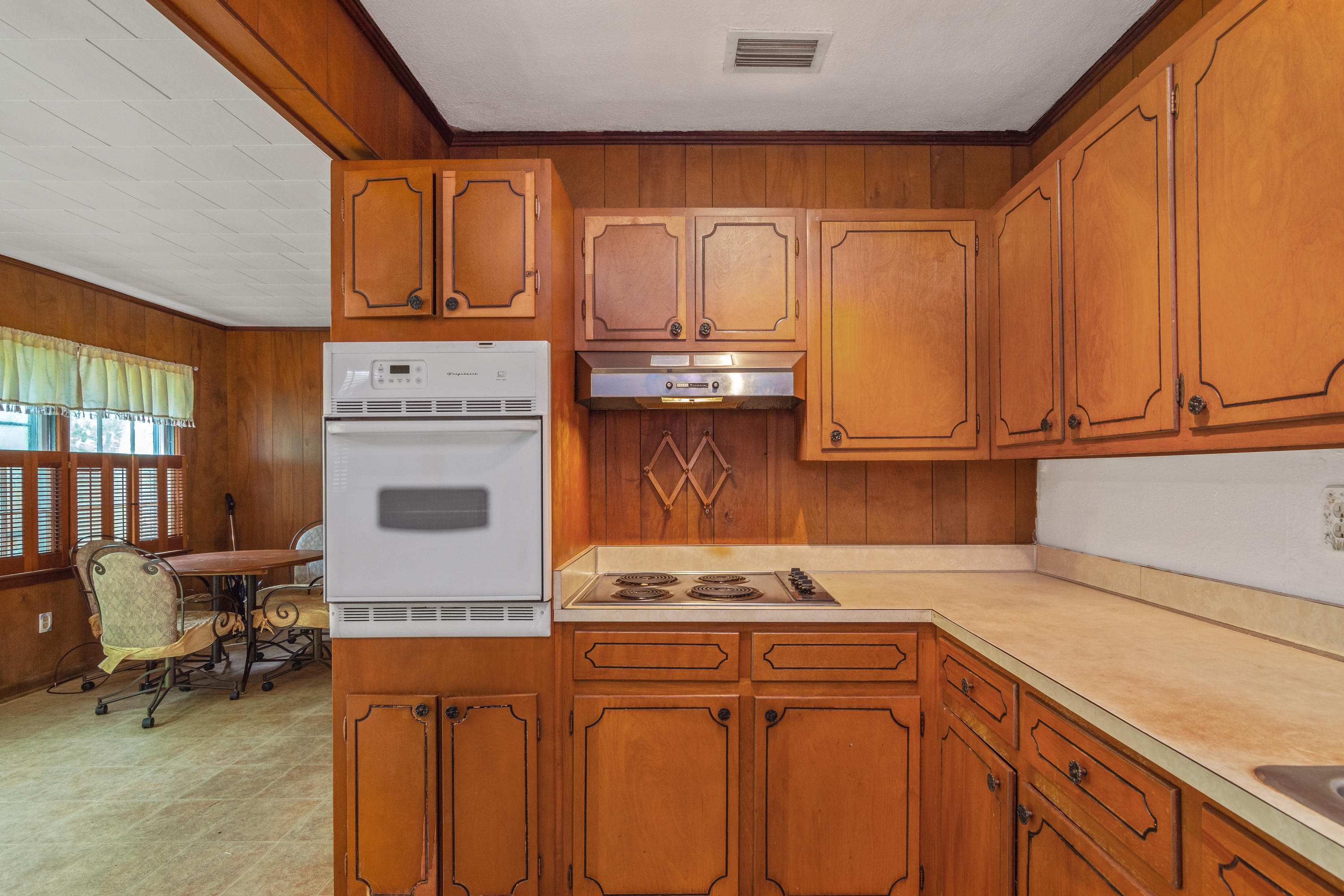 SHALIMAR S/D W PART OF LOT 1 BLK 4 DES AS COM SE COR LOT 1 - Residential