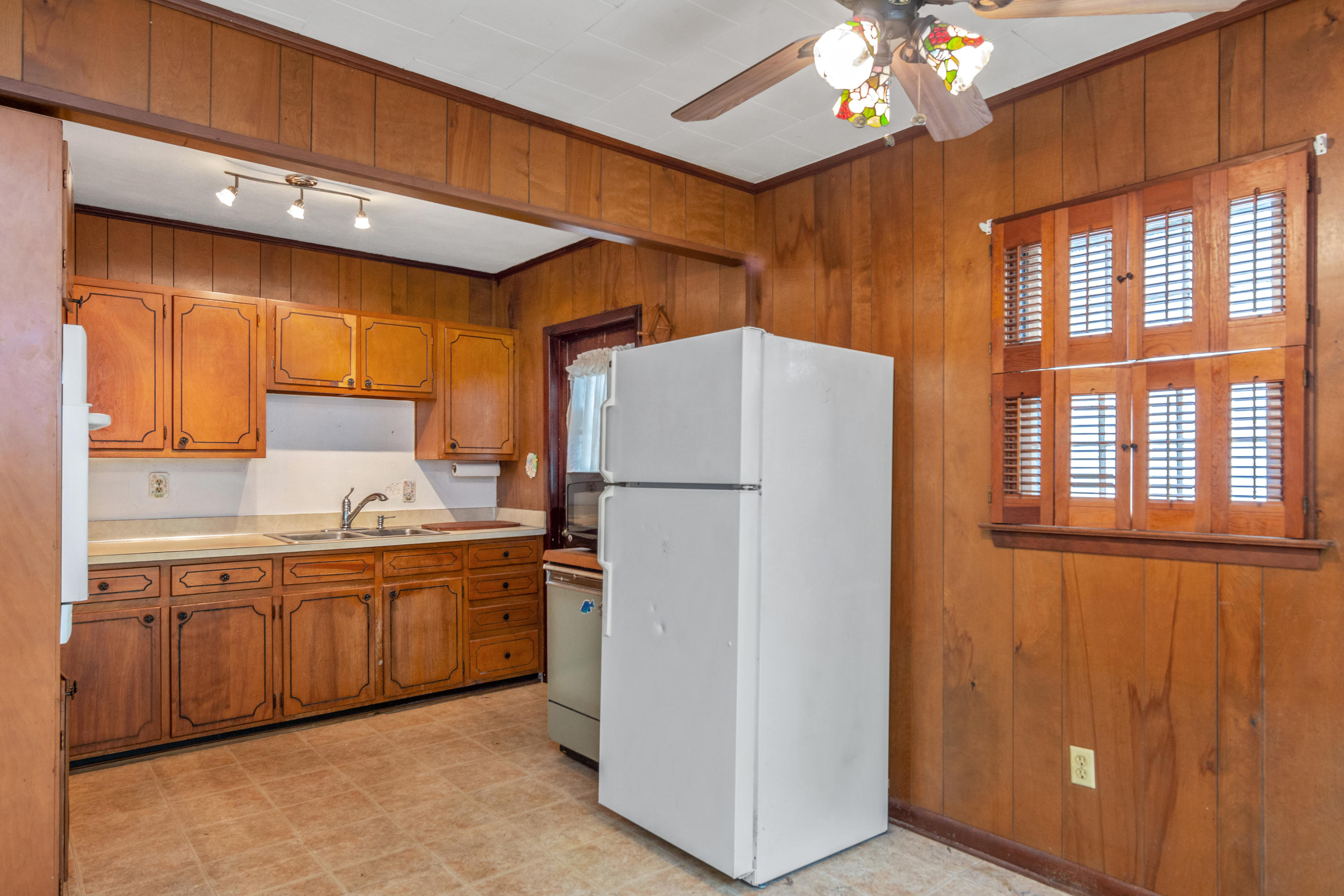 SHALIMAR S/D W PART OF LOT 1 BLK 4 DES AS COM SE COR LOT 1 - Residential