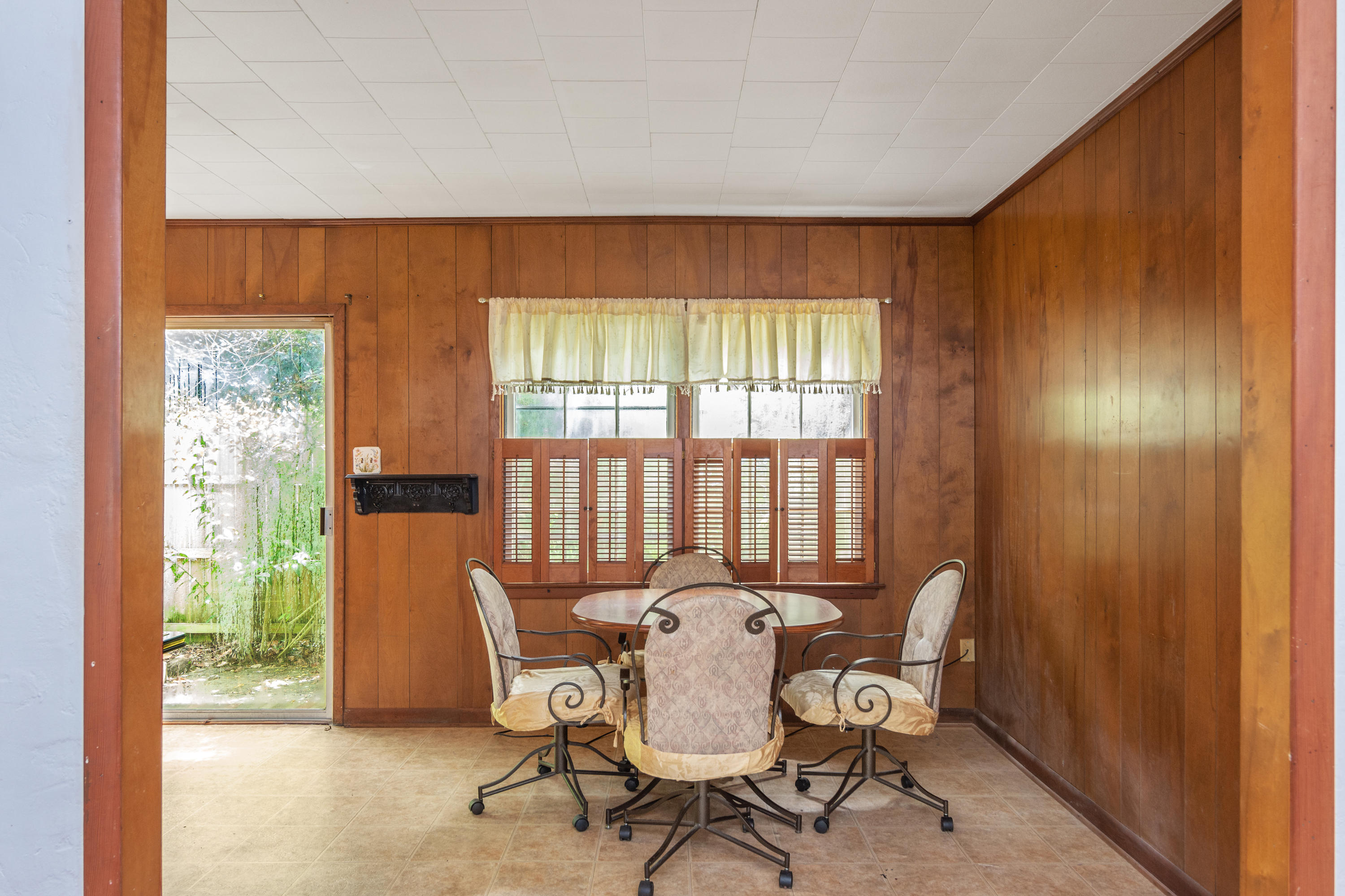 SHALIMAR S/D W PART OF LOT 1 BLK 4 DES AS COM SE COR LOT 1 - Residential