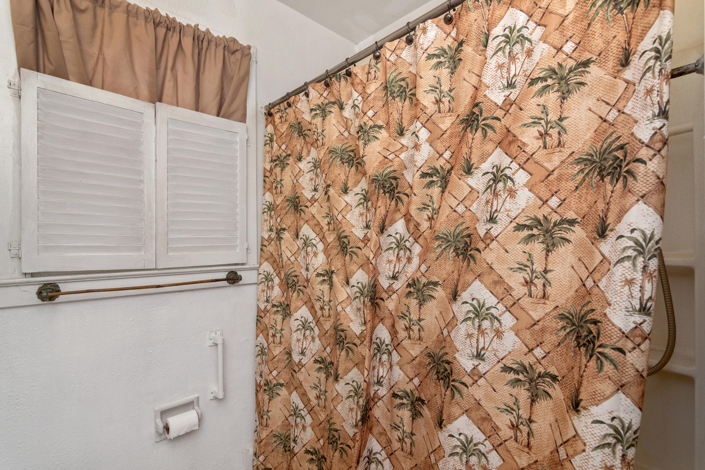 SHALIMAR S/D W PART OF LOT 1 BLK 4 DES AS COM SE COR LOT 1 - Residential