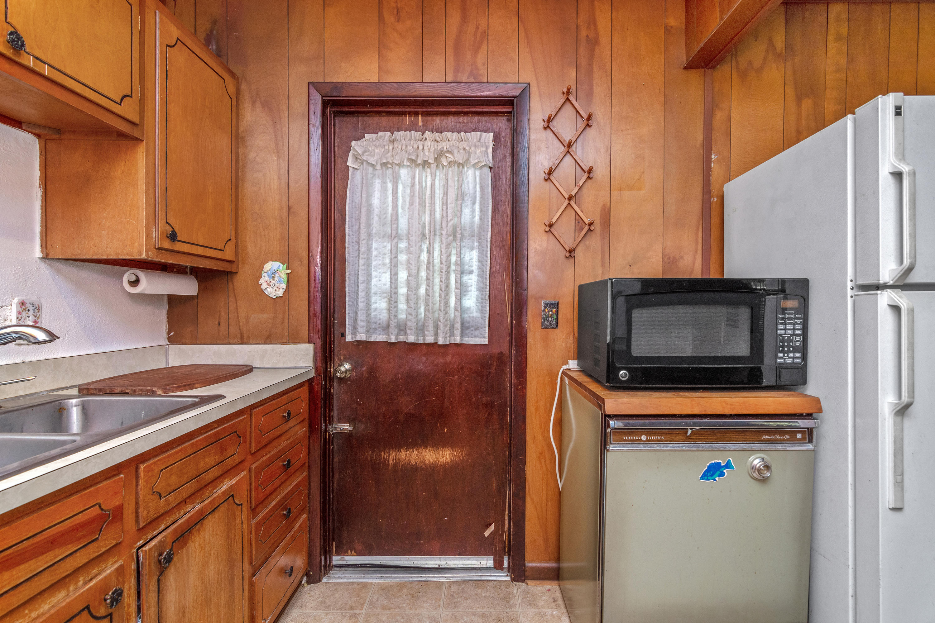 SHALIMAR S/D W PART OF LOT 1 BLK 4 DES AS COM SE COR LOT 1 - Residential