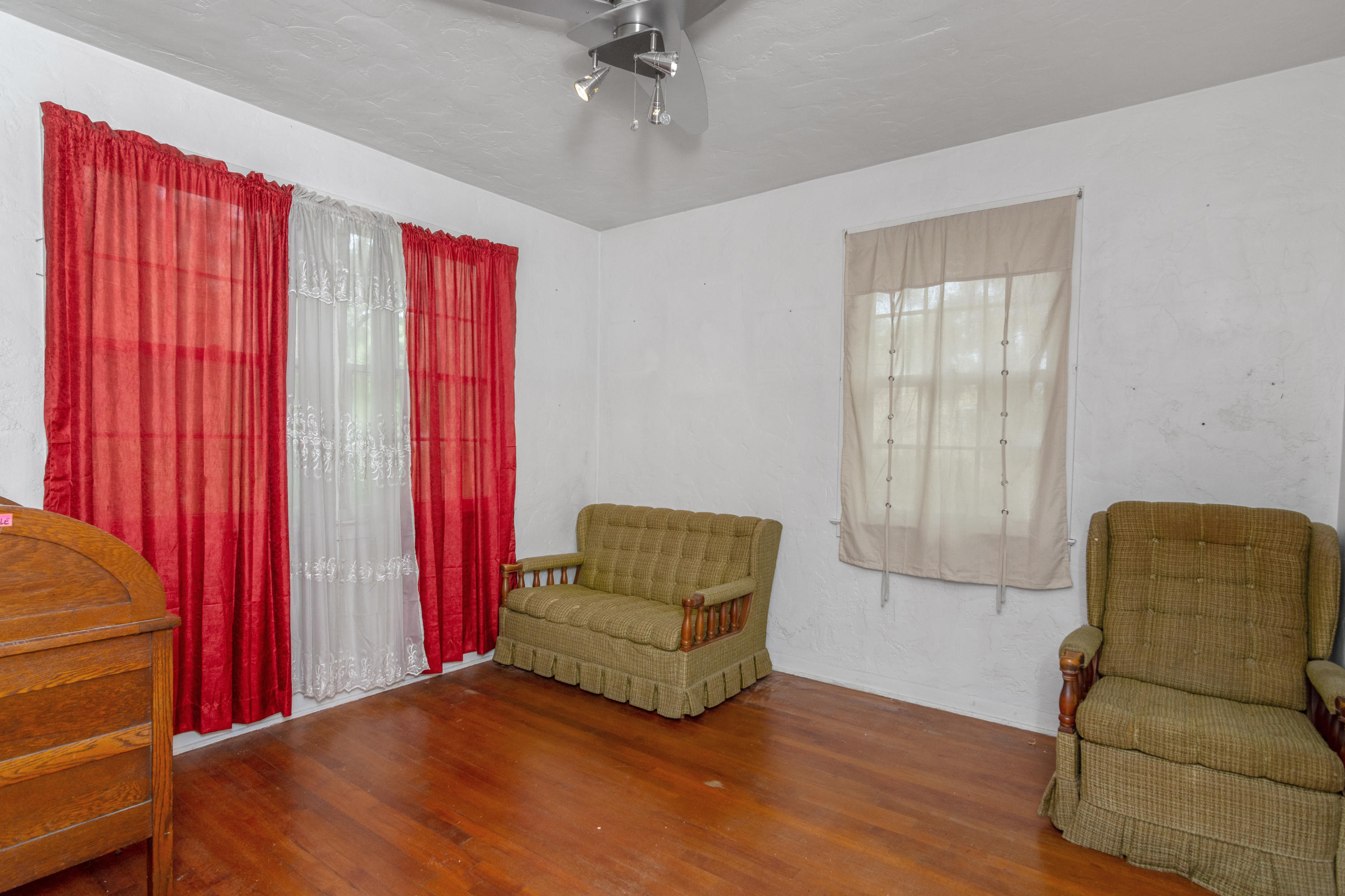 SHALIMAR S/D W PART OF LOT 1 BLK 4 DES AS COM SE COR LOT 1 - Residential