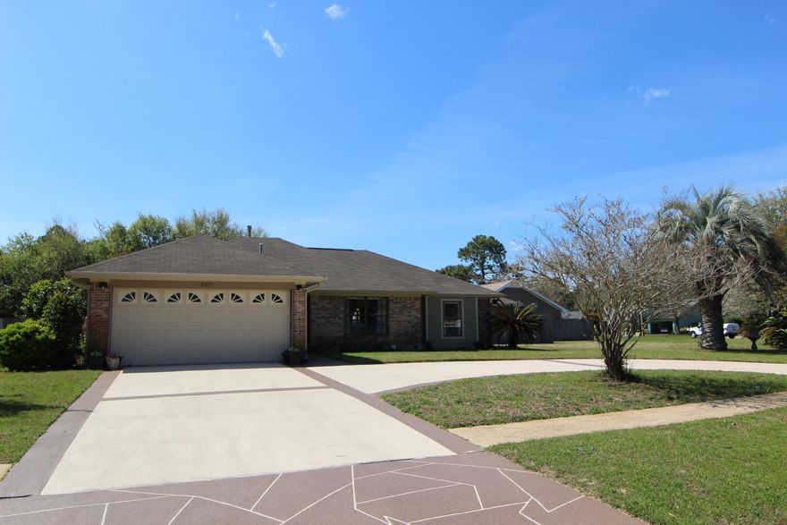 DON'T MISS THIS GREAT ALL BRICK SINGLE LEVEL HOME SITUATED ON A HUGE CORNER LOT. ENJOY THE QUIET AND SAFETY OF LIVING ON A CUL-DE-SAC. THE LARGE CIRCLE DRIVE IS VERY CONVENIENT AND PROVIDES FOR LOTS OF PARKING. INSIDE YOU WILL FIND A VERY LIVABLE SPLIT BEDROOM FLOOR PLAN. THE KITCHEN HAS ALL STAINLESS STEEL KENMORE APPLIANCES, GRANITE COUNTER TOPS, A CENTER ISLAND, AND LOTS OF STORAGE. THE SELLER HAS HAD NEW RAIN GUTTERS INSTALLED. HE ALSO REPLACED ALL THE INTERIOR DOORS WITH SIX PANEL DOORS. THE HVAC SYSTEM WAS REPLACED IN 2014 BOTH INSIDE AND OUTSIDE.