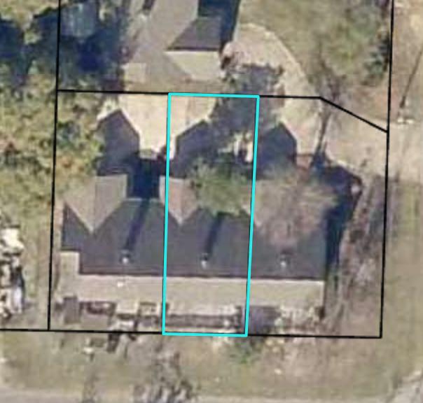 Close to the center of Crestview. This townhouse is very private and quiet. Most units owner occupied. Oversized one car garage. Large living room, fireplace a nice sized kitchen with a separate dining area.