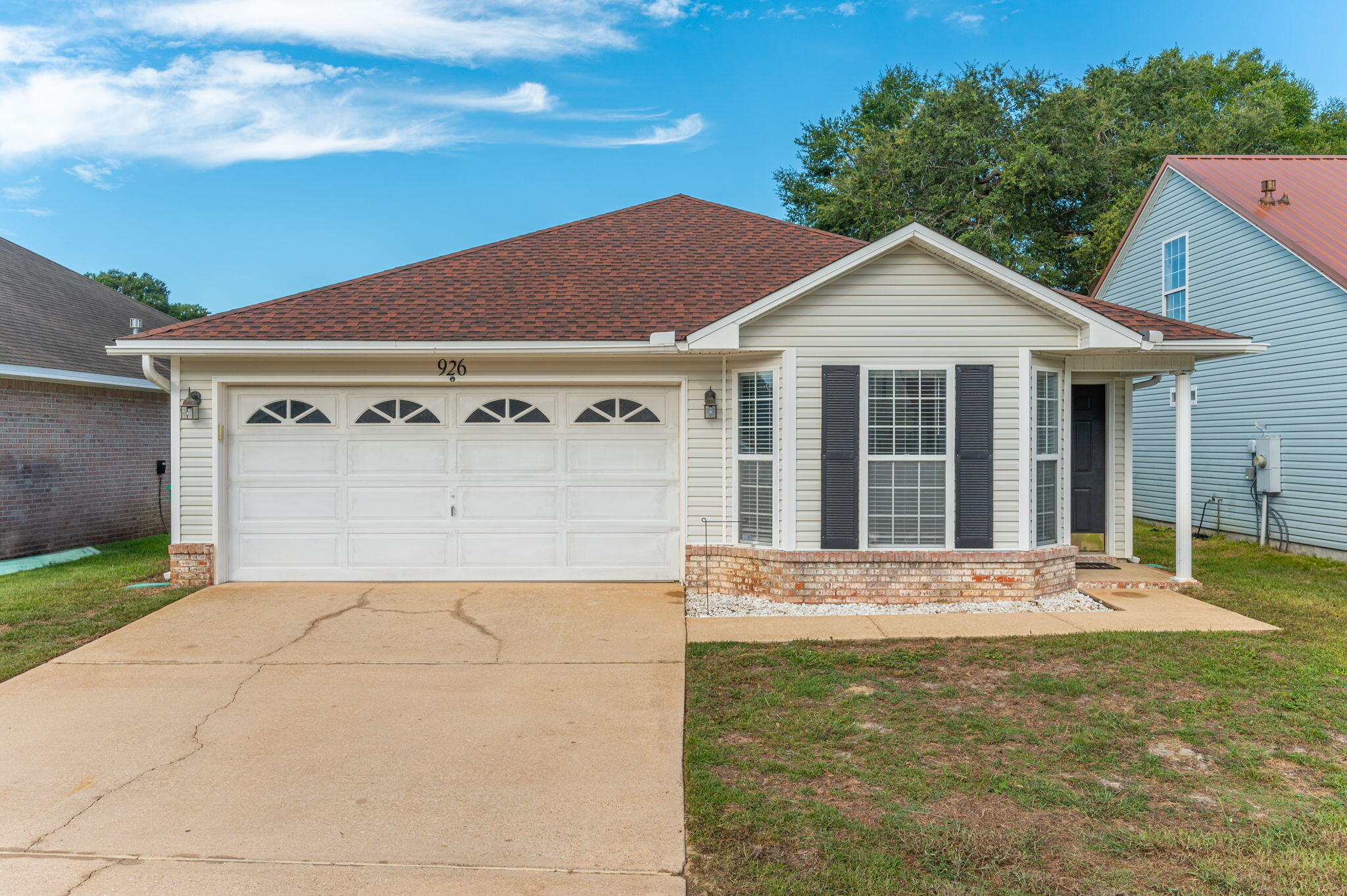 MOVE-IN READY!! Check out this well maintained 3 bd/2 ba turnkey home conveniently located in the heart of FWB. The home features a neutral color palette and LVP flooring throughout. Spacious open floor plan w/ vaulted ceiling and gas fireplace in the living room.  The kitchen boasts ample cabinet space, stainless steel appliances and a breakfast bar. Dining room has a beautiful wainscoting on the walls and front bay window. The master suite can accommodate your large furnishings and features a walk-in closet and dual vanities. Nice sized additional bedrooms. The property also features a covered rear patio, fenced-in backyard and 2 car garage. Don't miss out on this fantastic property! Buyer to verify all areas of importance!