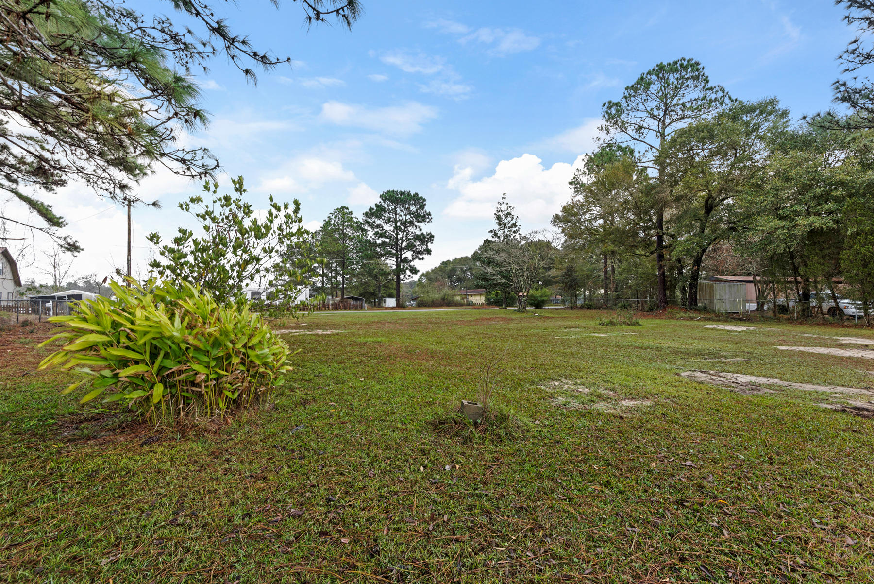 PARADISE ISLAND - Land