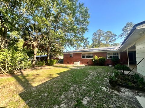 A home in DeFuniak Springs