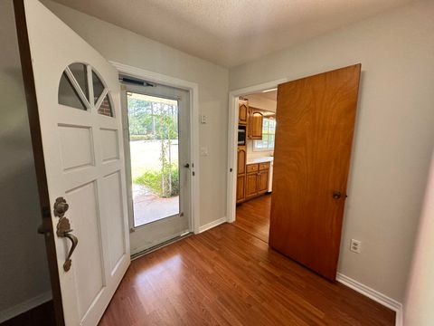 A home in DeFuniak Springs