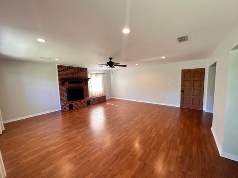 A home in DeFuniak Springs