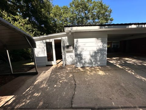 A home in DeFuniak Springs