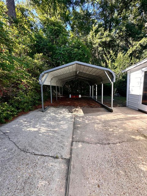 A home in DeFuniak Springs