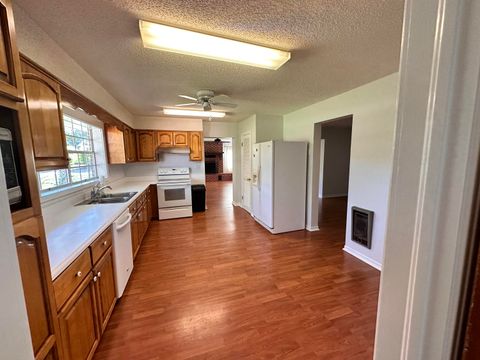 A home in DeFuniak Springs