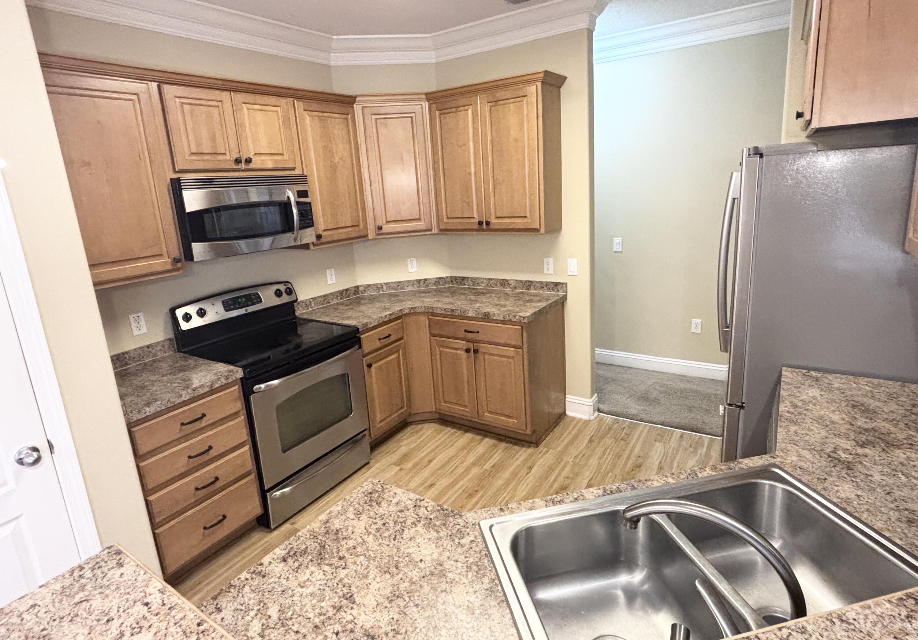 CREETWOOD VILLAGE - Residential Lease