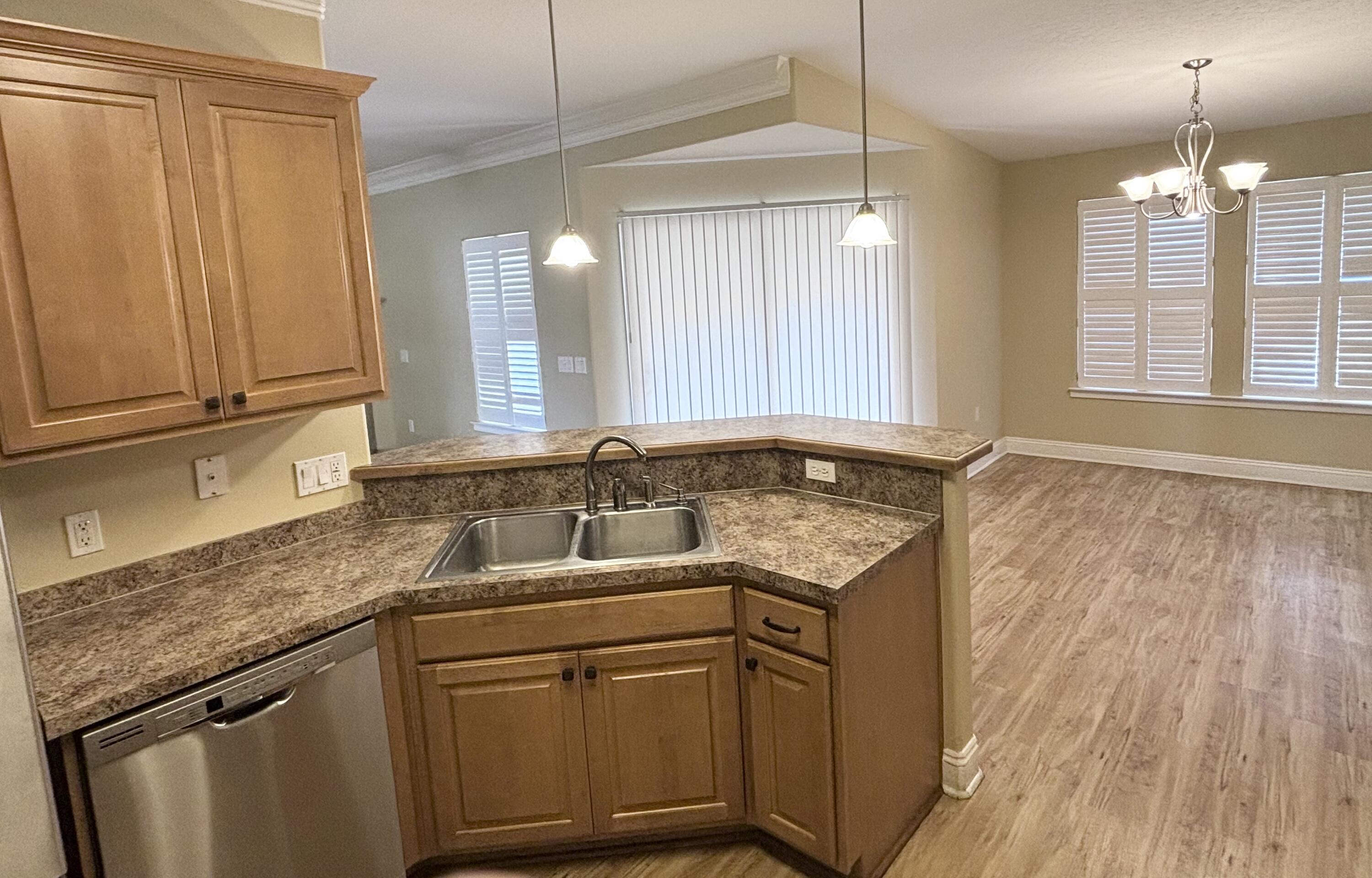 CREETWOOD VILLAGE - Residential Lease