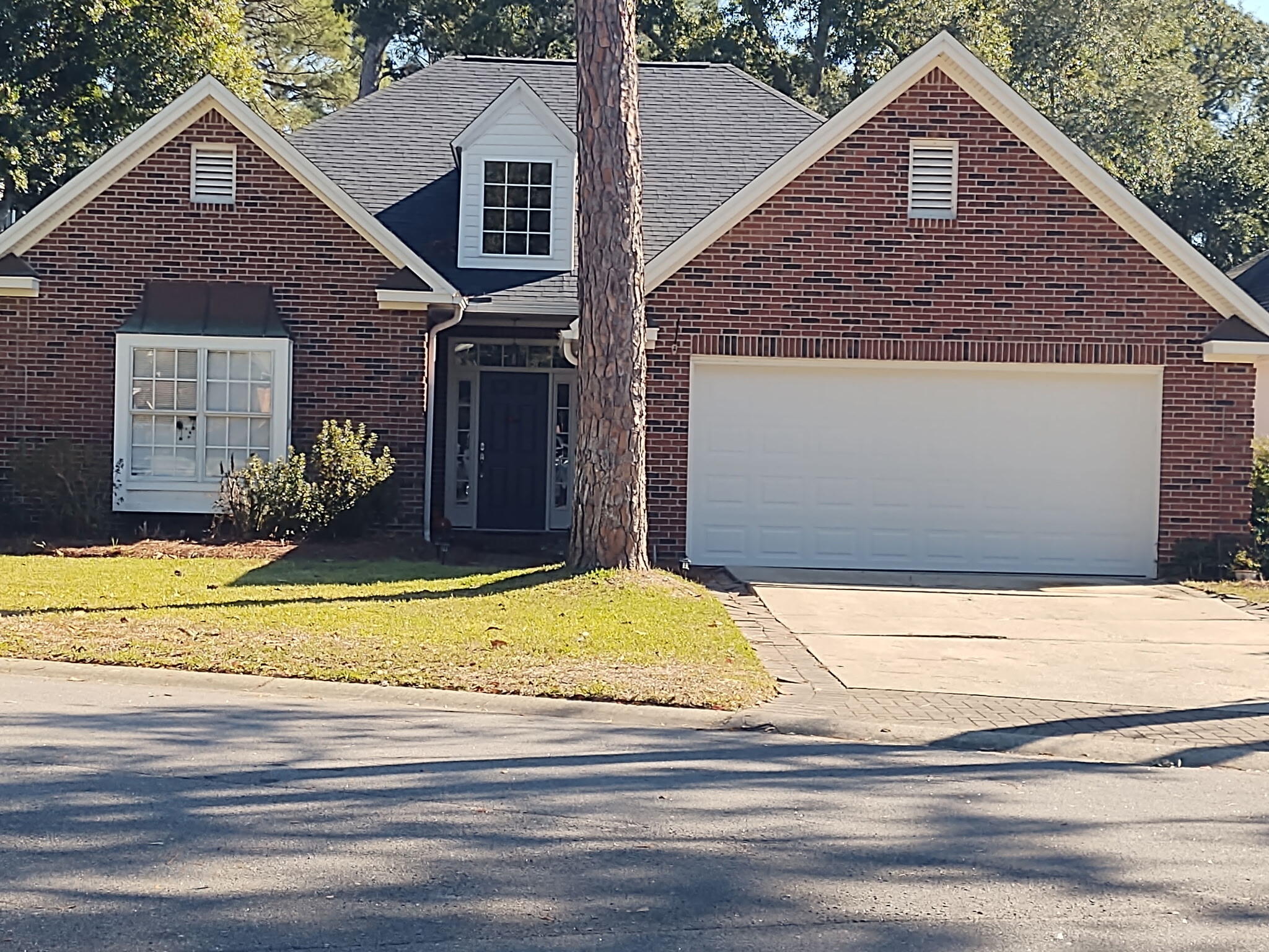 Beautiful Golf Course Home in desired Bluewater Bay. 1 year upgrades include front door, some windows, toilets, bathroom countertops, porcelain kitchen sink, vinyl floor throughout, paint. Owner is licensed Real Estate Broker.