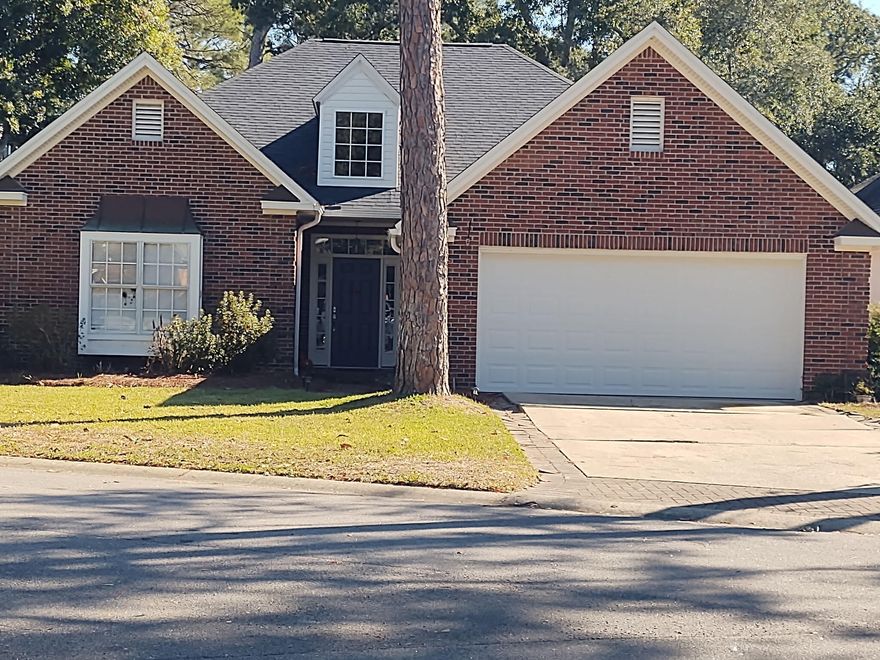 Beautiful Golf Course Home in desired Bluewater Bay. 1 year upgrades include front door, some windows, toilets, bathroom countertops, porcelain kitchen sink, vinyl floor throughout, paint. Owner is licensed Real Estate Broker.