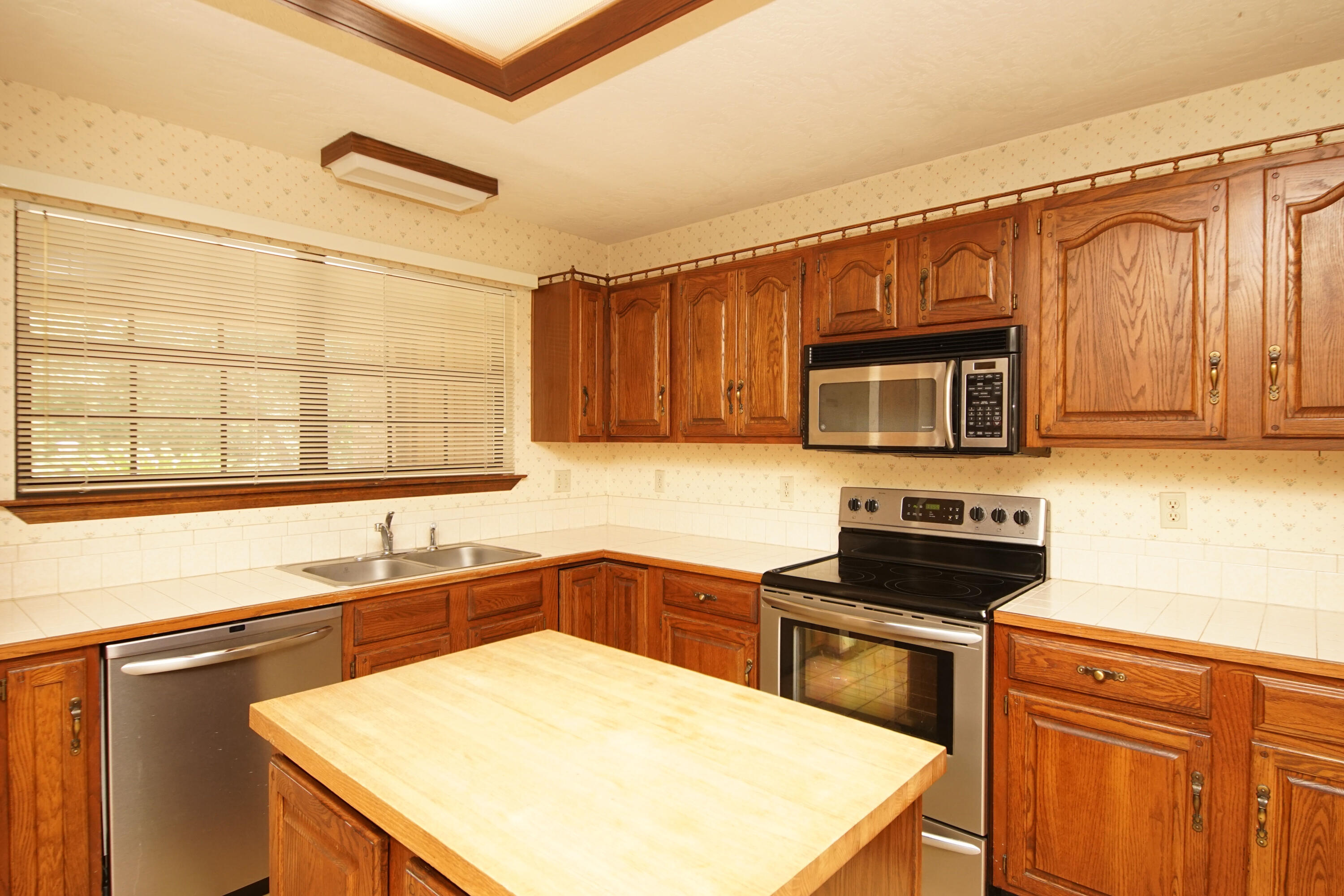 ROCKY BAYOU COUNTRY CLUB ESTATES 3 - Residential