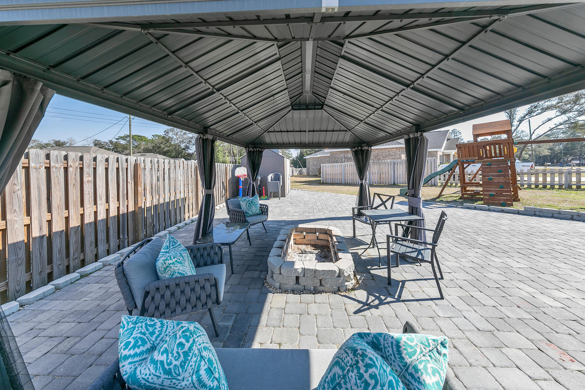 PINE CREST - Residential