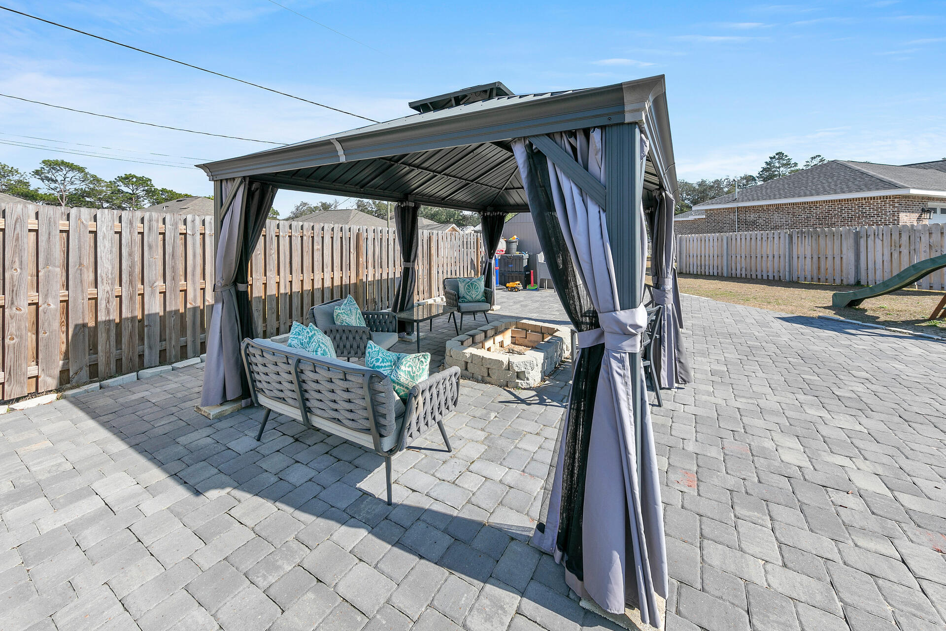 PINE CREST - Residential