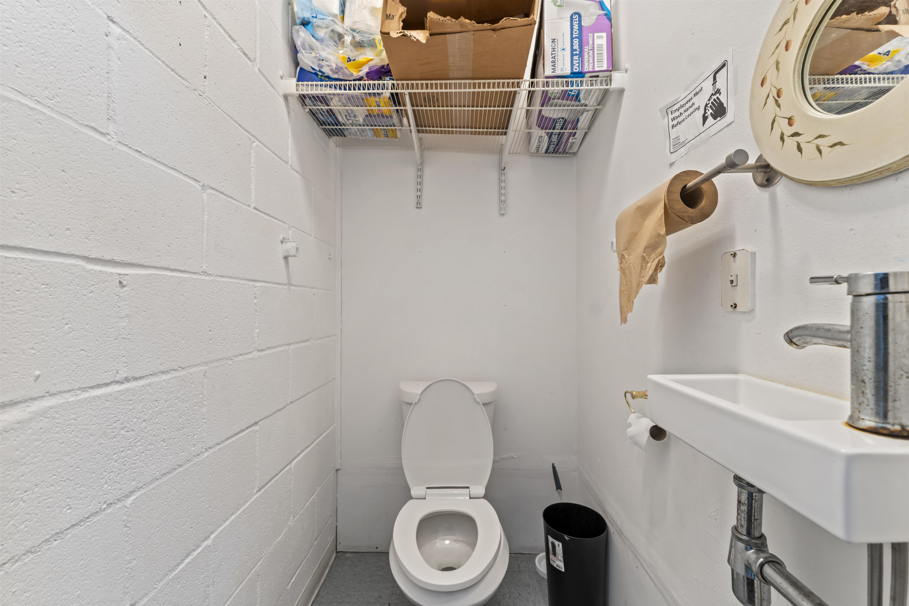 Main image without alt text