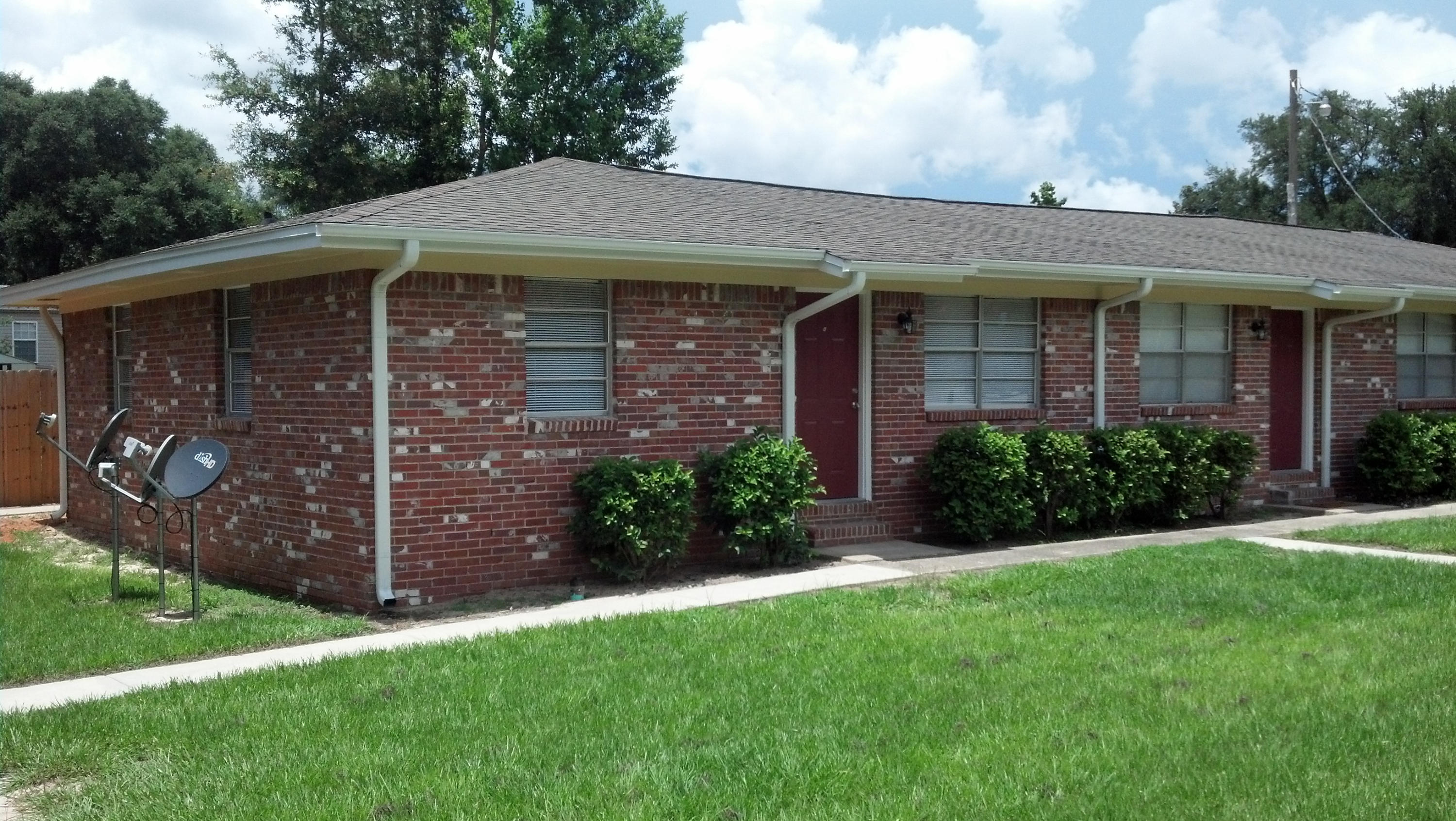 Completely renovated to include porcelain tile throughout and new appliances. 2 Bedrooms/1 Bath with living room/dining room combo is approximately 6 miles from Eglin AFB. Rent includes yard service and maintenance, as well as, sewer. Sorry, no pets allowed and no smoking. Security deposit is $2475.