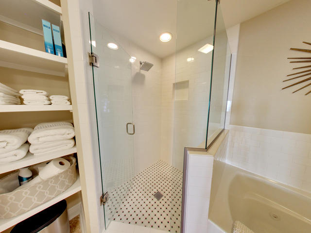 HOLIDAY ISLE TOWERS CONDO - Residential