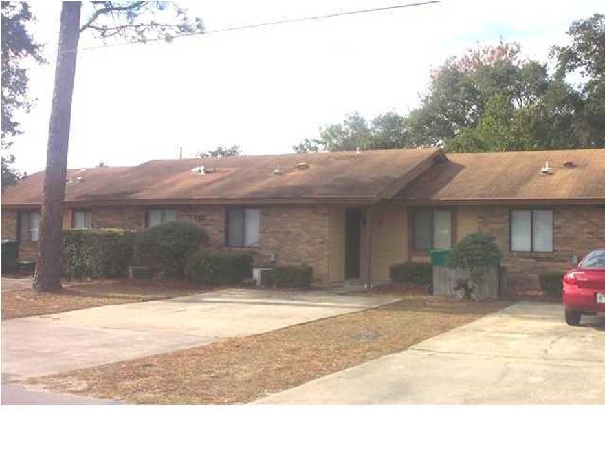 NICE MIDDLE UNIT IN A ONE STORY FOURPLEX. SPACIOUS 2 BEDROOM 1 BATH, BREAKFAST BAR, OPEN PATIO WITH EXTRA LARGE UTILITY ROOM FOR ADDITIONAL STORAGE. PRIVACY FENCED BACK YARD. CALL OFFICE FOR APPOINTMENT. SORRY NO PETS! AVAILABLE SEPTEMBER 14.