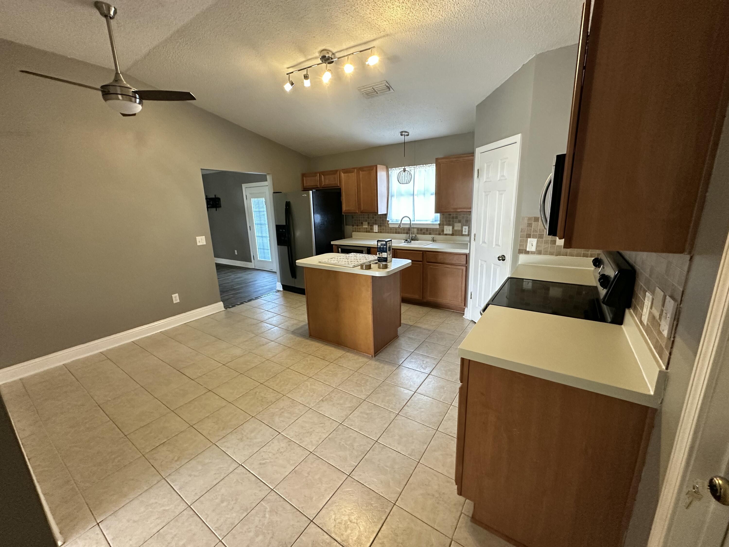 COUNTRY VIEW 10TH - Residential