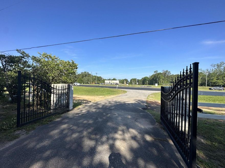 Do not miss the opportunity to have all the convinces of Crestview in short distance! Property is completely fenced in. This property is not pet friendly.