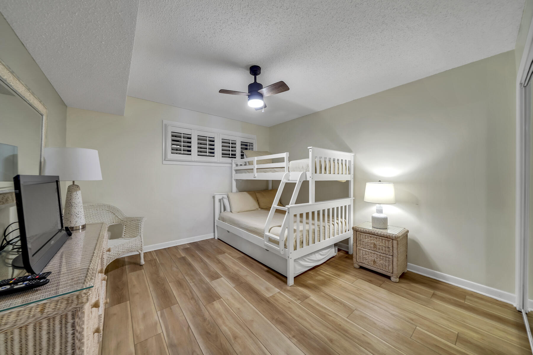 ISLANDER CONDO PH 2 - Residential