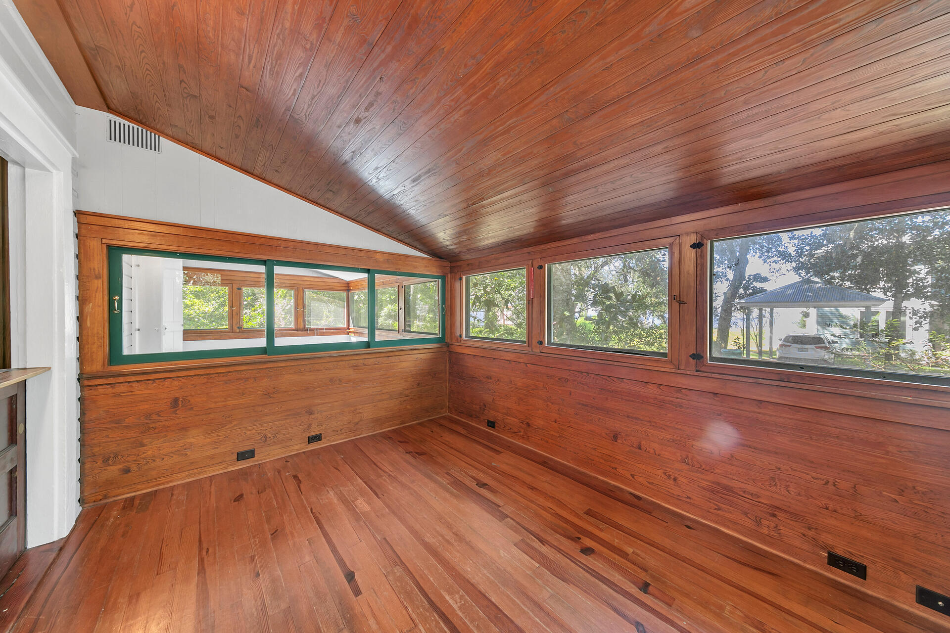 MAGNOLIA BEACH - Residential