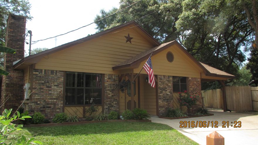 Single story 3 bedroom home located in central Fort Walton. Laminate and tile through out (no carpet). Large deck and backyard out back for entertaining. Open floor plan, close to both bases and beaches! Any size pet allowed (minus aggressive breeds). Available October 10th.