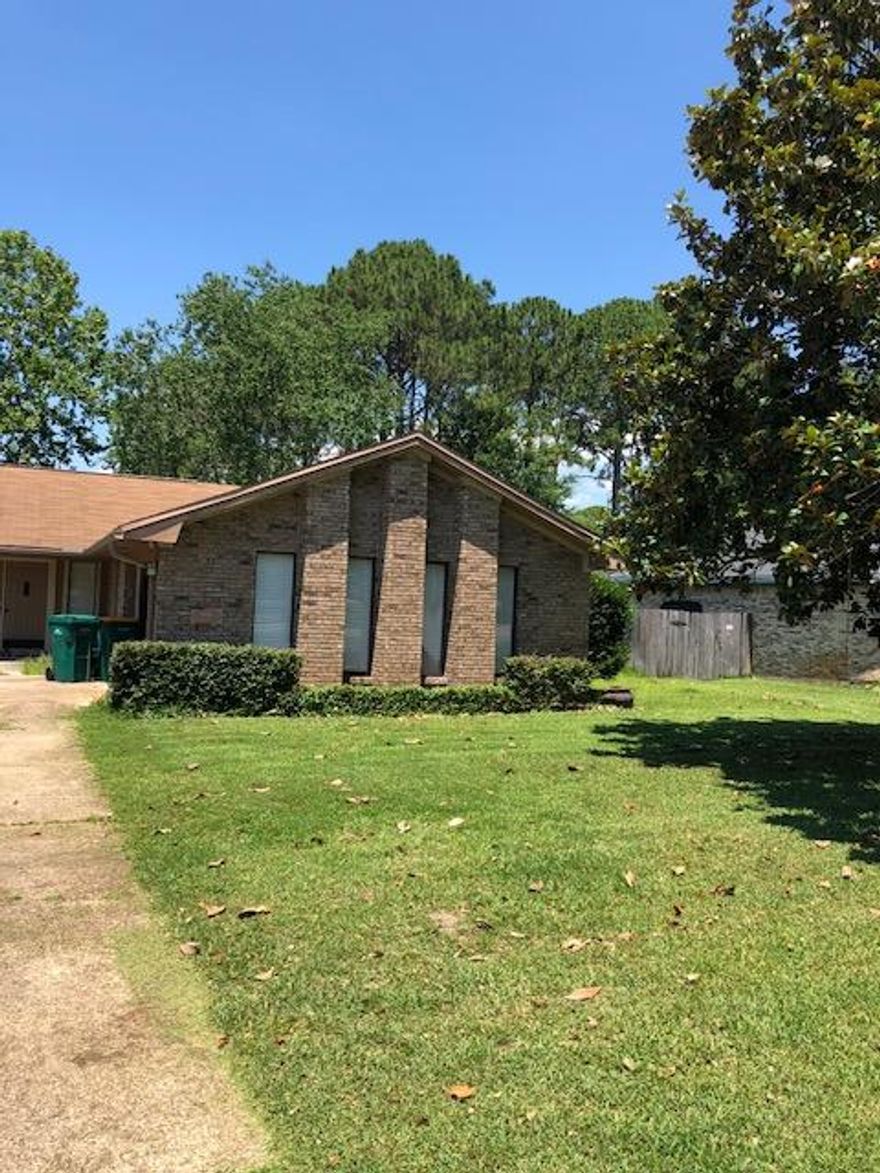 Beautiful 3 bed/2 bath Bluewater Bay Resort home with Marina, Golf Courses, Tennis Courts and Swimming Pools just a golf cart ride away. Open kitchen with white cabinets and quartz countertops, stainless steel appliances and walk-in pantry. Laminate wood flooring throughout living room and dining room. Tile floors in bathrooms, kitchen, laundry room and hallways. Open living/dining room is great space for entertaining with french doors leading out to large screened-in porch and generously sized backyard. 2 car side entry attached garage and long driveway with ample parking for 4+ cars. This home is just waiting for you to unpack your bags & move right in! Close to lakes and beaches, schools, parks, shopping & all that Niceville has to offer!