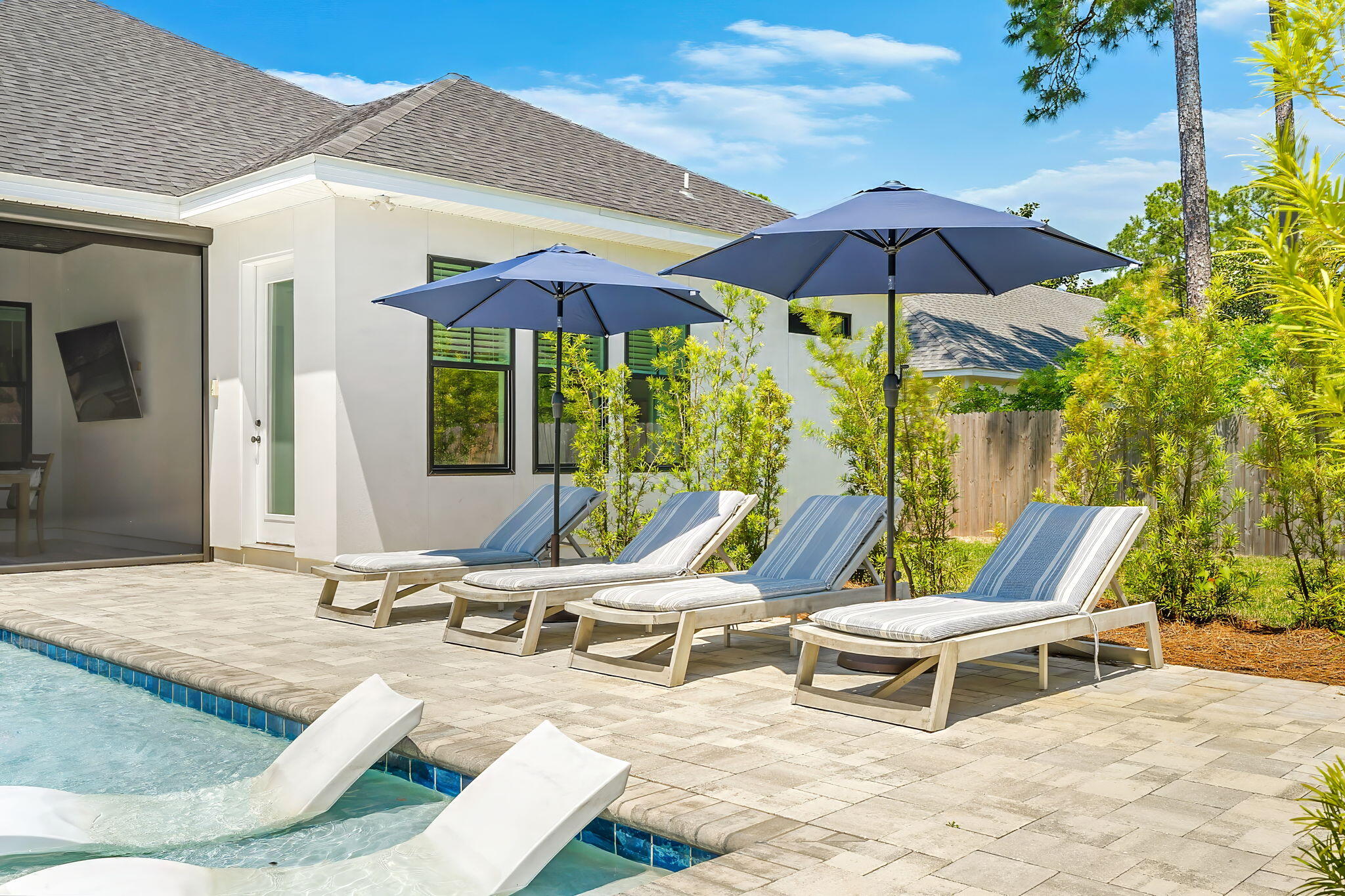 PELICAN BAY - Residential