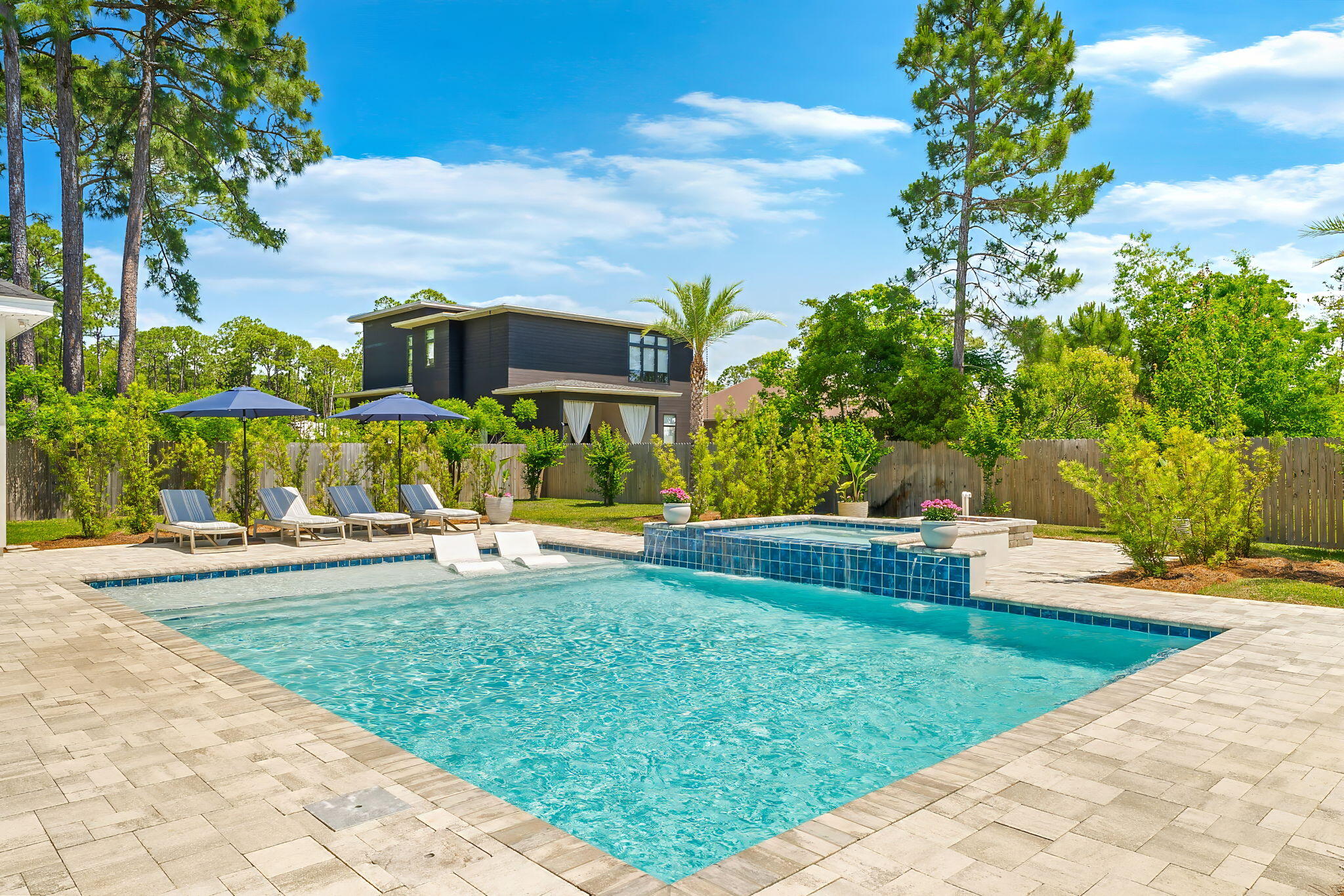 PELICAN BAY - Residential