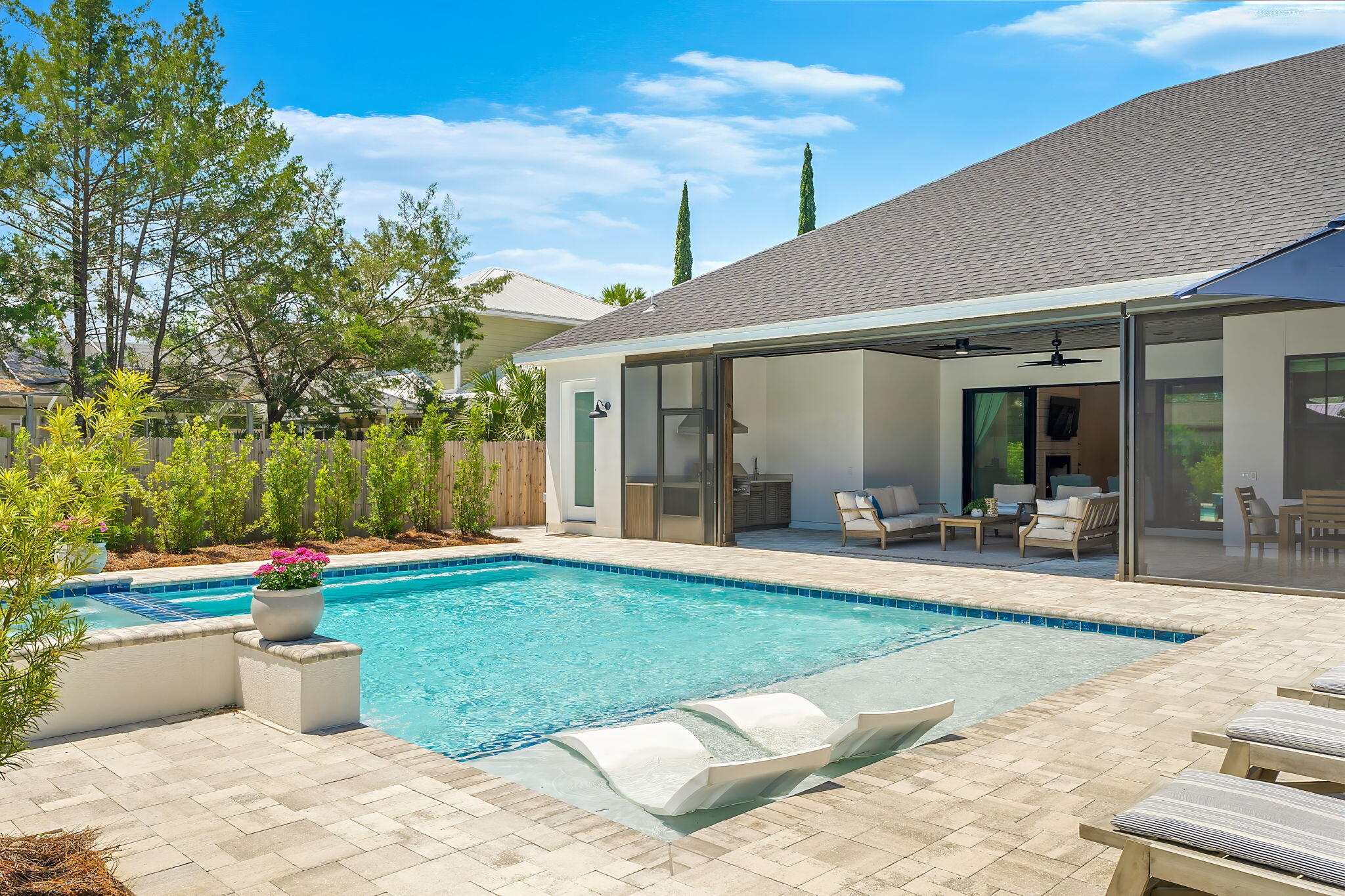 PELICAN BAY - Residential