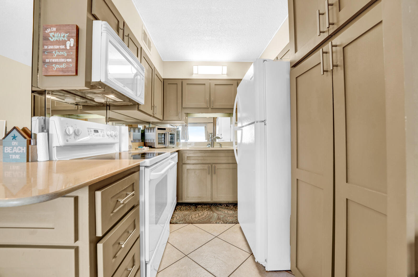 SUMMIT CONDOMINIUM, THE - Residential