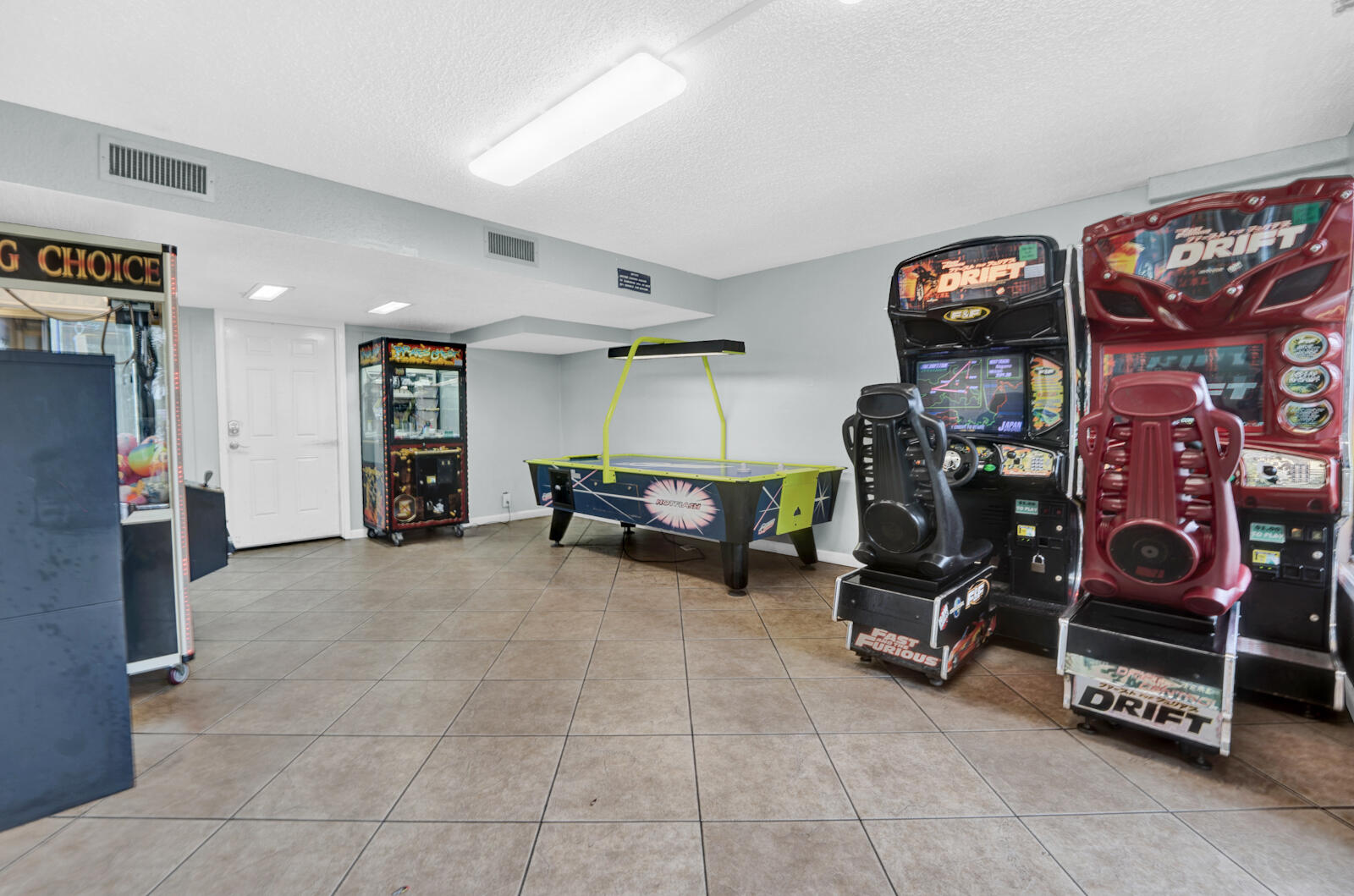 SUMMIT CONDOMINIUM, THE - Residential