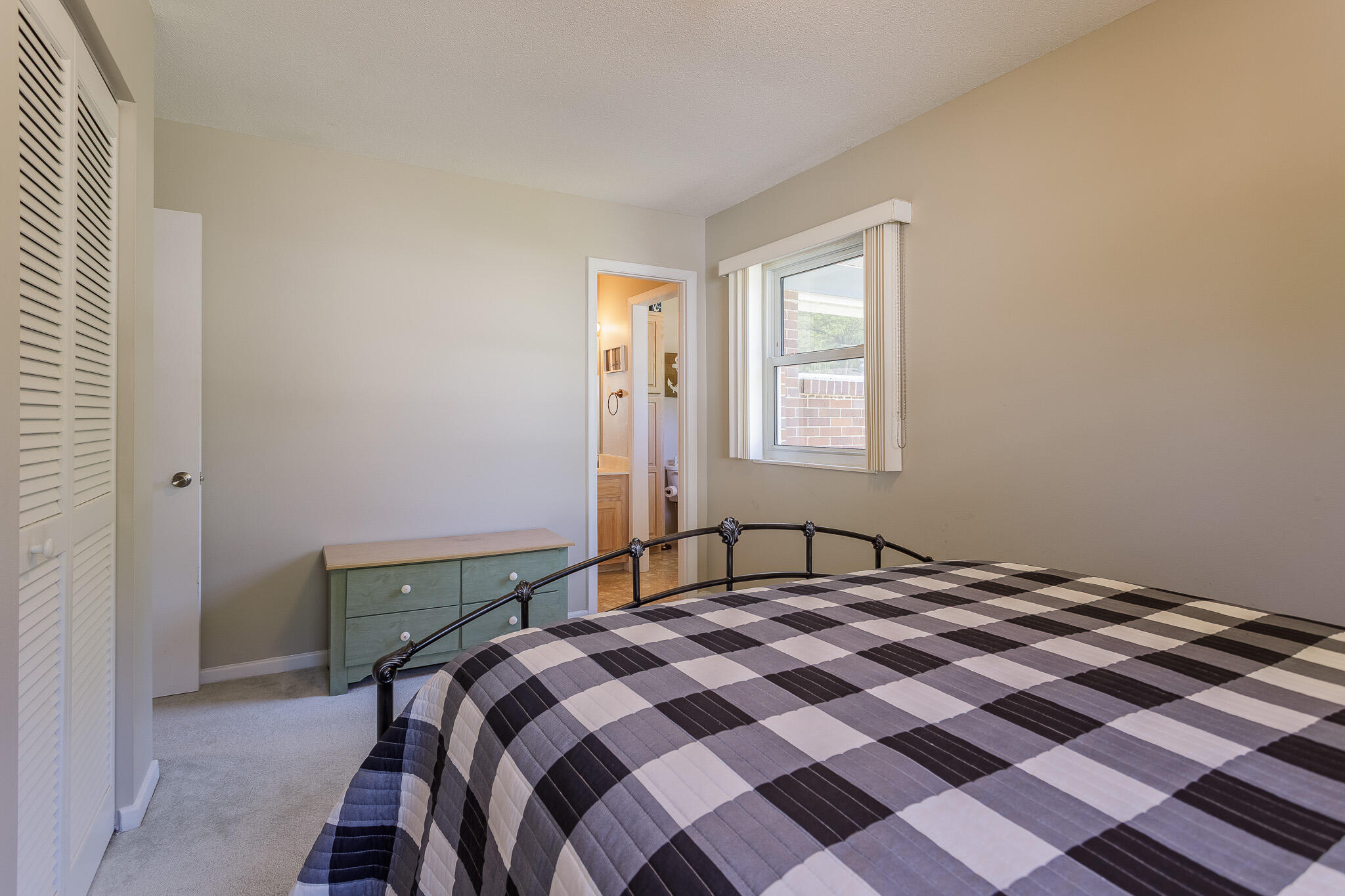 PINE CREST HILLS S/D LOT 5 BLK H - Residential