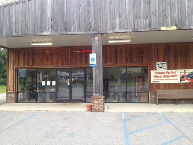 Main image without alt text