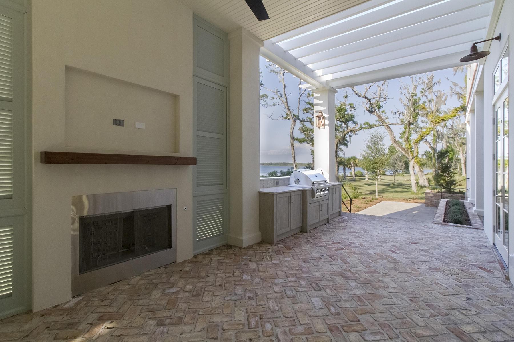 CHURCHILL OAKS - Residential