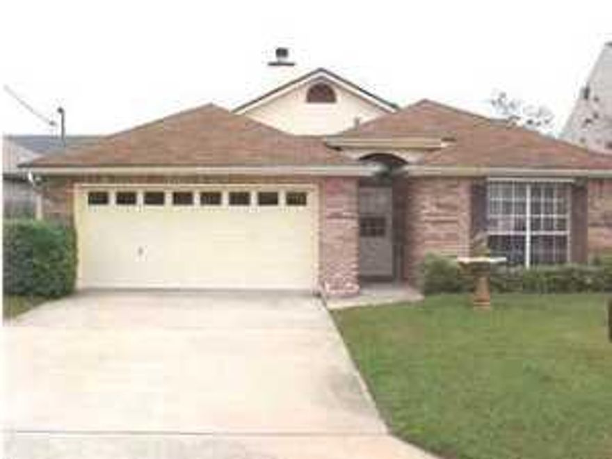 OPEN FLOOR PLAN, SEPARATE LIVING AND FAMILY ROOM, BEAUTIFUL KITCHEN WITH ISLAND, SPLIT BEDROOMS AND A 16X19 FLORIDA ROOM.