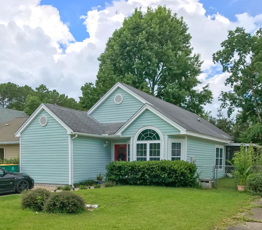 GREAT, Move in Ready , adorable and Cozy.
Perfect 1st time home. This property is in great condition and convenient to BOTH military bases (Hurlburt and Eglin AFB) 3 Bedrooms and open floor plan makes this cozy and welcoming. ideal for families.
Fenced yard and Screened in back porch make for a relaxing outdoor, private space.