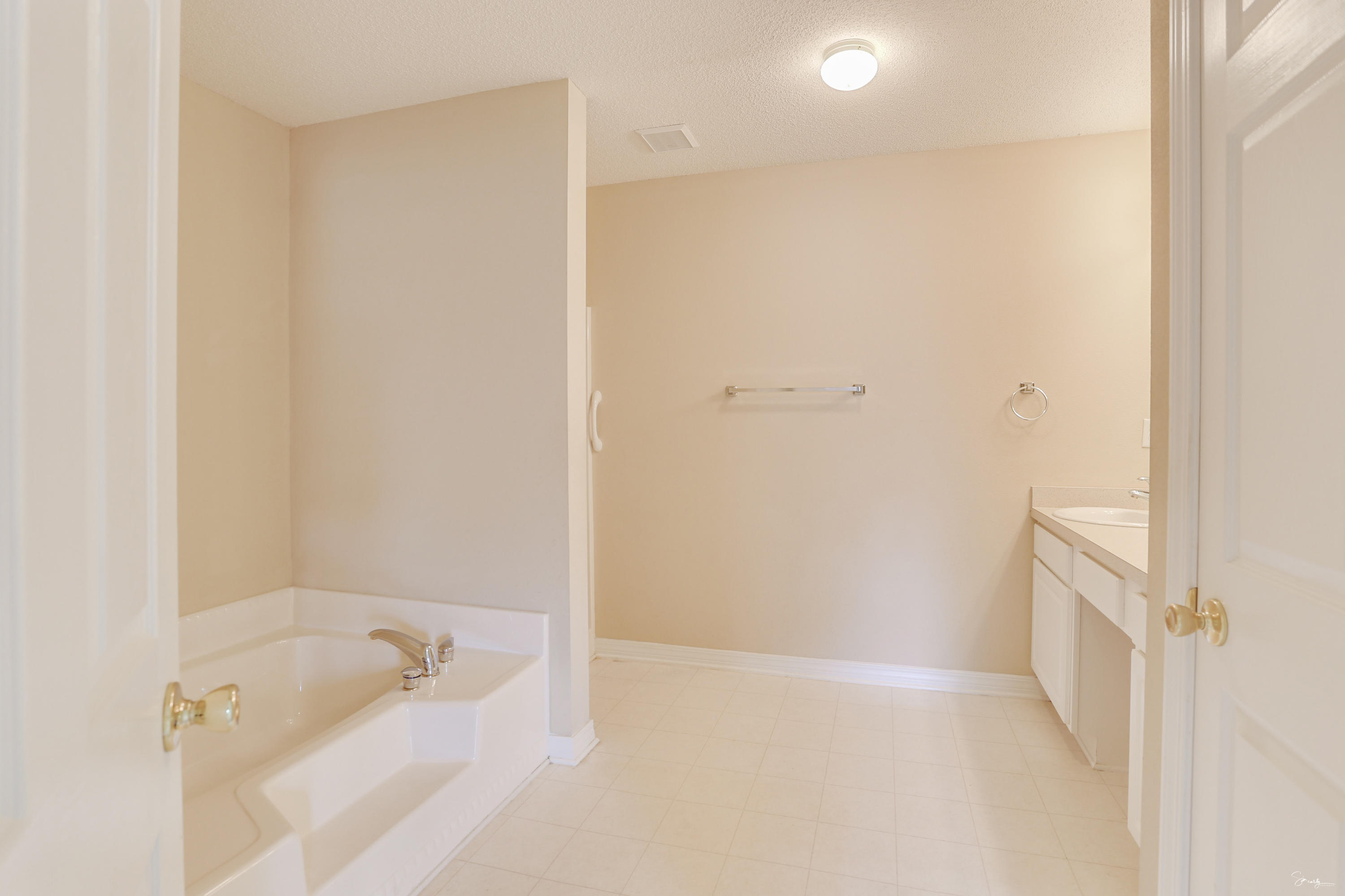 KELLIE'S WAY - Residential